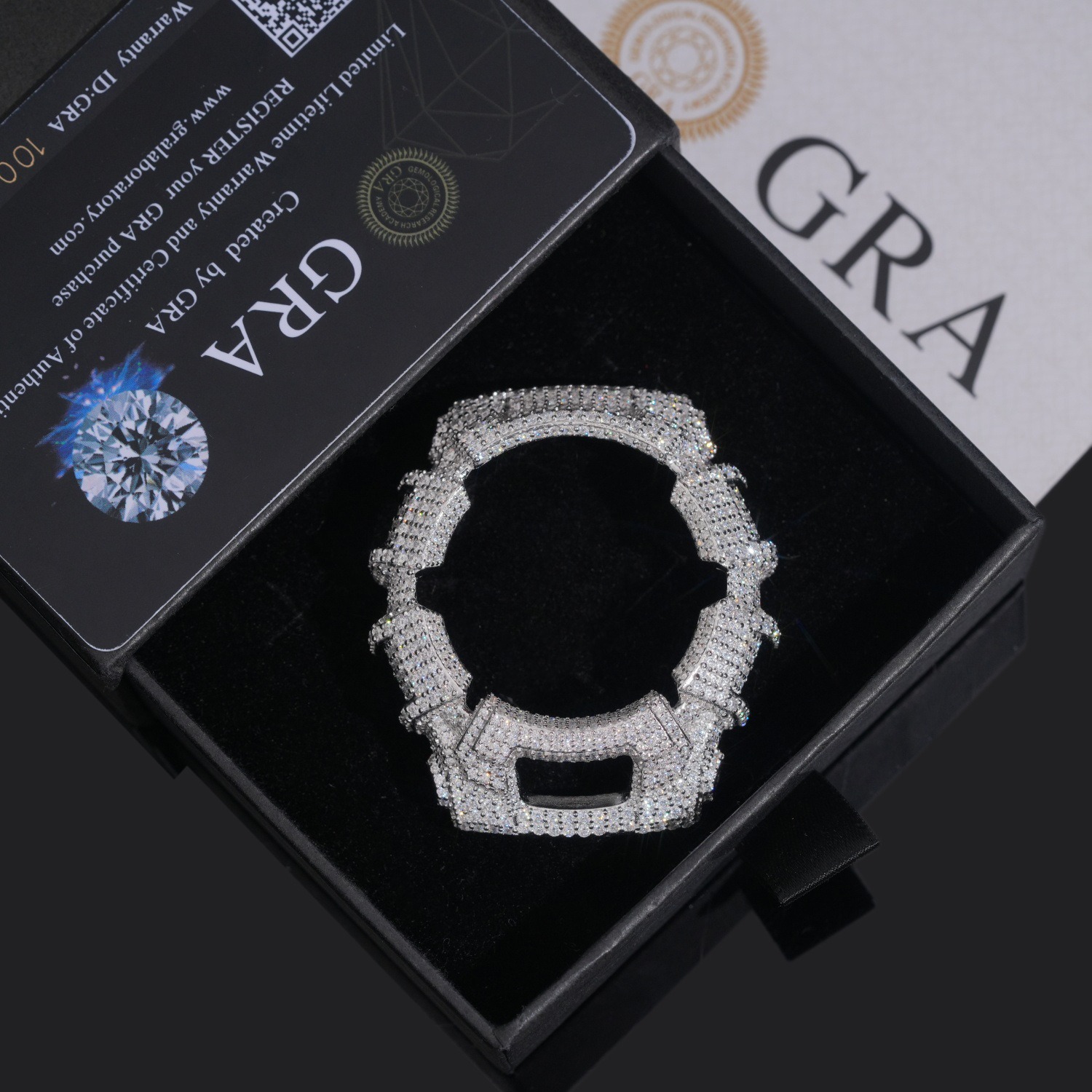 Luxury Watch Levels - GRA製アイスアウトGショックウォッチケース フルカバーモアサナイトブリンブリン、ディスプレイボックス入りヒップホップラグジュアリー。 ダイヤモンドレベルの輝きで光る