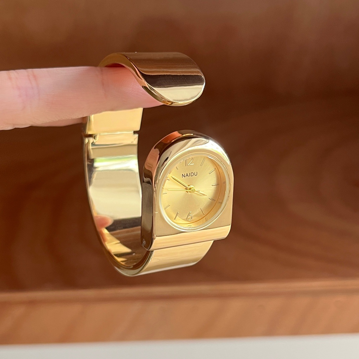 Luxury Watch Levels - 2026年新作ゴールドブレスレットウォッチ レディース高級高級感あふれる個性的なデザイン 絶妙なファッションクォーツウォッチ 誕生日プレゼント