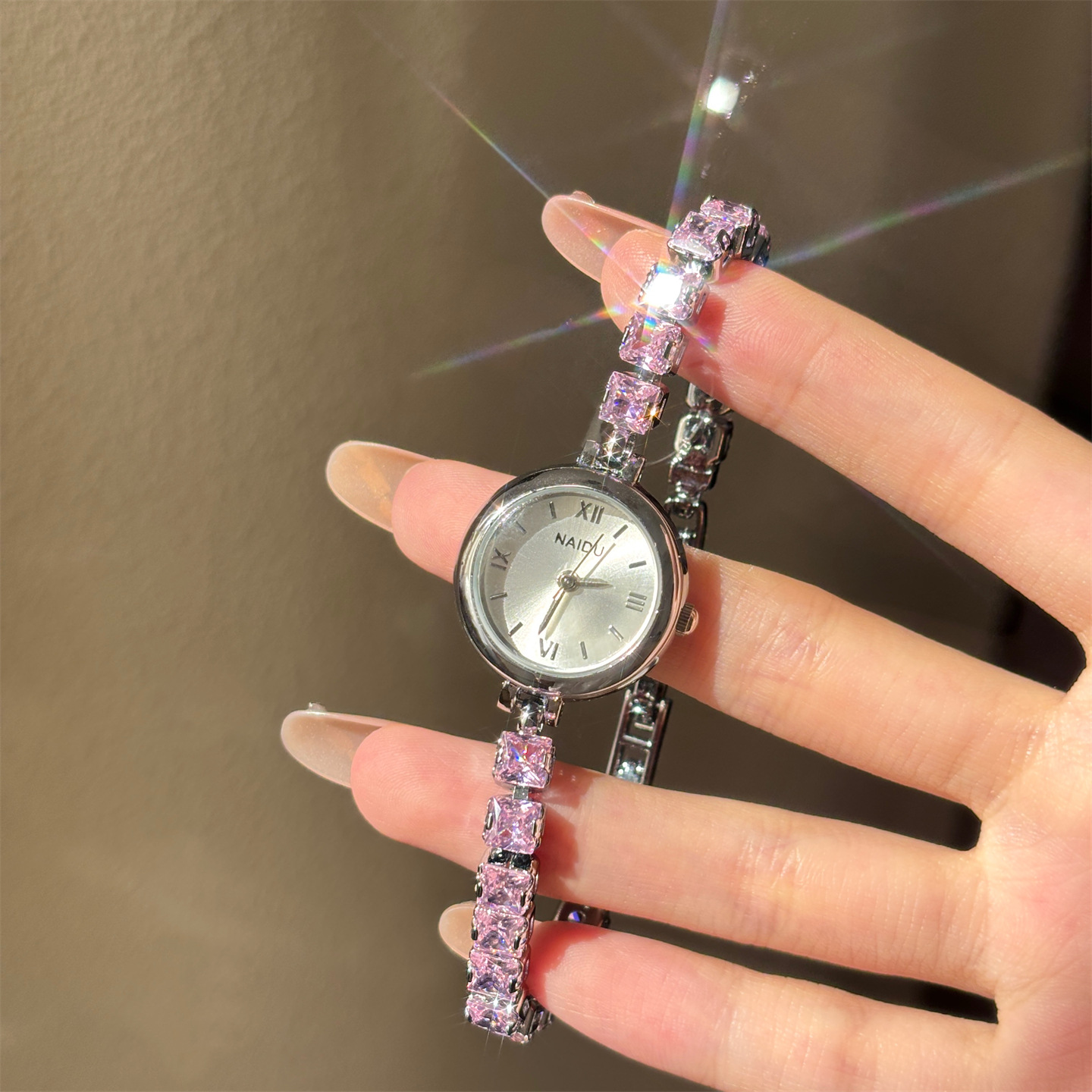 Luxury Watch Levels - 新しいファッションのダイヤモンドがちりばめられた女性用ブレスレットウォッチ、レトロなスタイル、高い外観レベル、ニッチ、小さな時計、軽い高級感。