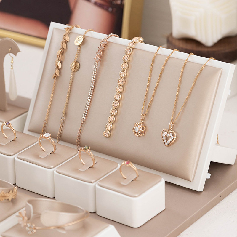 レザー製ジュエリースタンド 高級ミニマリスト ネックレス収納 - Luxury Watch E Jewellery のレビューと価格