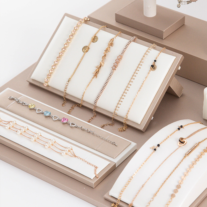 レザー製ジュエリースタンド 高級ミニマリスト ネックレス収納 - Luxury Watch E Jewellery のレビューと価格