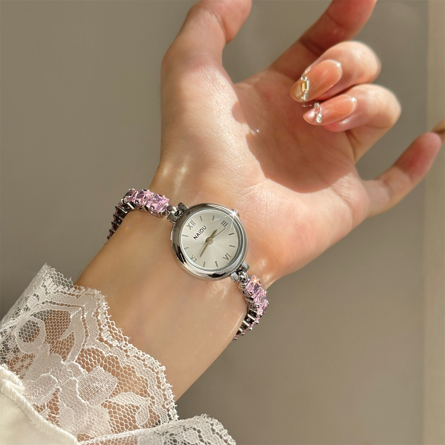 新しいファッションのダイヤモンドがちりばめられた女性用ブレス - Luxury Watch Levels のレビューと価格